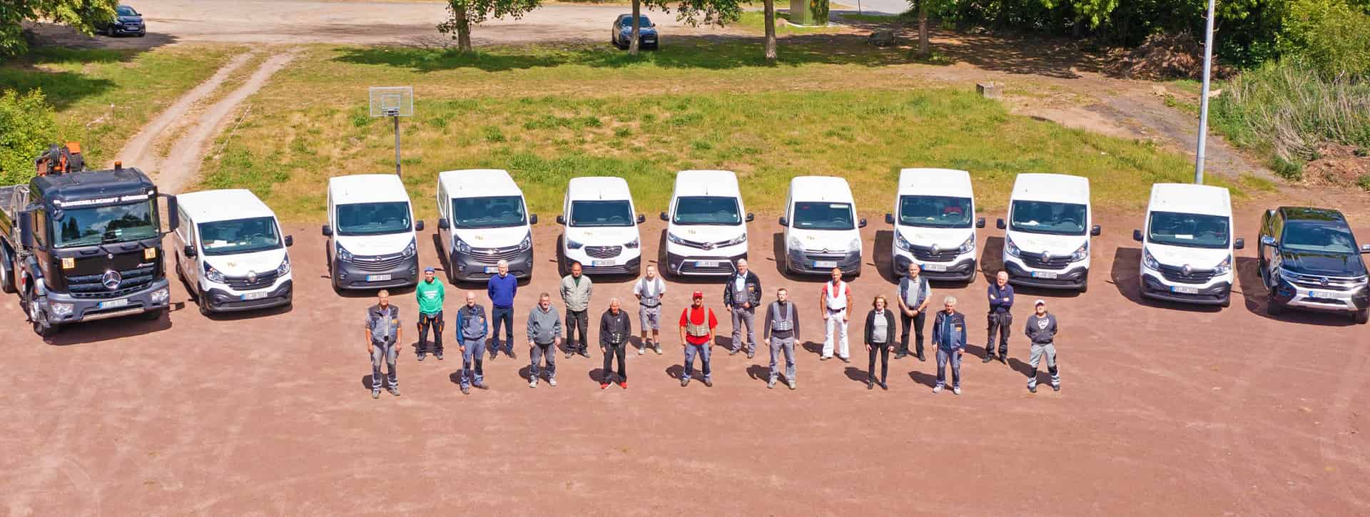 Team mit Fuhrpark - Baugesellschaft Börnsen mbh